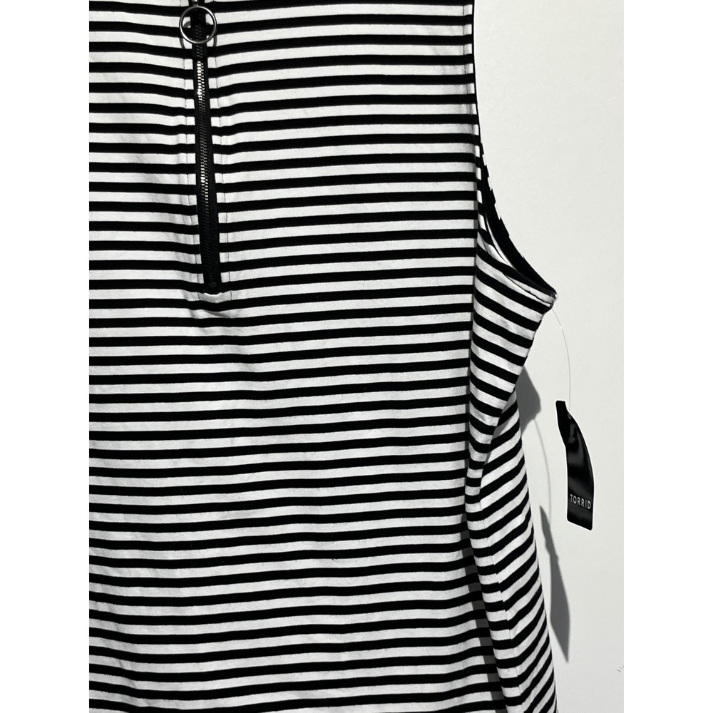Torrid Striped Sleeveless Zip Up Mock Neck Foxy Top Black White 4 4X 26 NEW - Picture 5 of 10